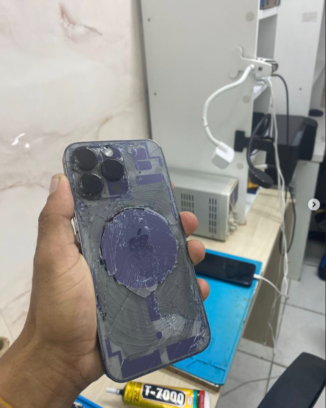 Celular com vidro traseiro quebrado antes do reparo