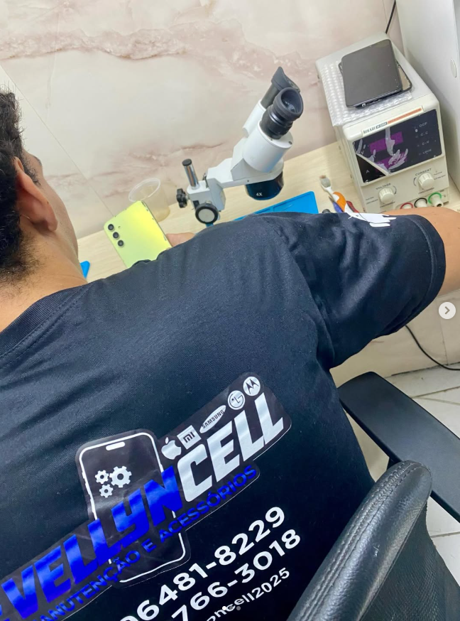 Bancada da Evellyn Cell com equipamentos de manutenção